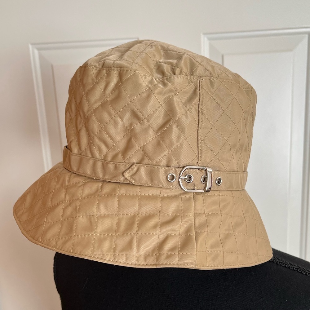 Women’s khaki/tan quilted Y2K bucket Wallaroo York hat. One size